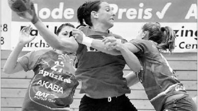Der VfL Sindelfingen  im Bild wird Iris Cartarius (Mitte) von Bera Beras Matxalen Ziarsolo (rechts) attackiert  hätte um ein Haa