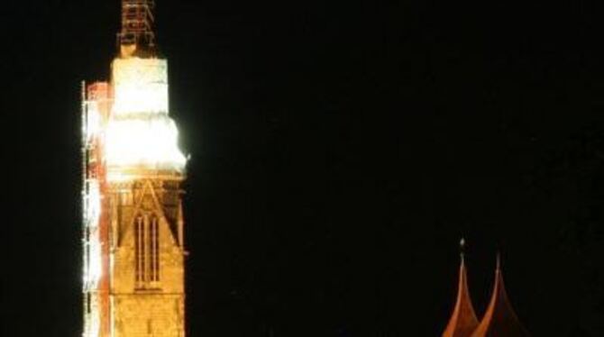 Nächtliche Bauarbeiten am Marienkirchenturm? Die »leuchtende Kuppel« vom Mittwochabend gab Rätsel auf ...
GEA-FOTO: DÖRR