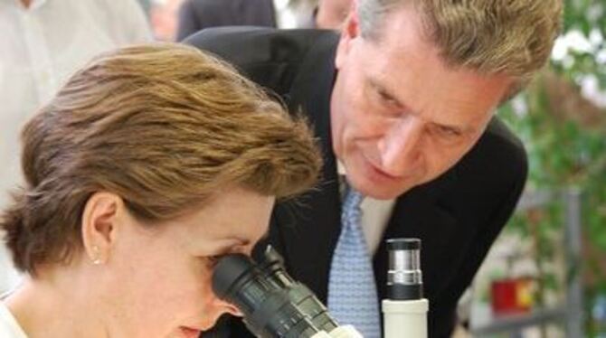 Wachstumsbranche Medizintechnik: Günther Oettinger beim Rundgang im Gomaringer Bowa-Werk.
GEA-FOTO: IST