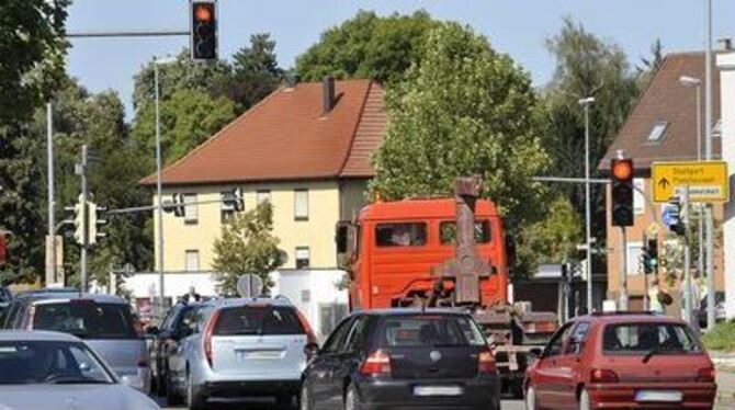 Autos im Stau: In Reutlingen ein alltägliches Bild. Viele Fahrer legen die Ampelsignale deshalb allzu großzügig aus.
FOTO: NIETH