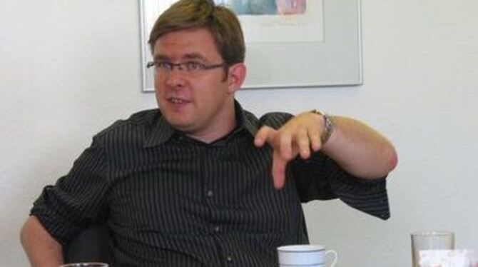 Wahlkämpfer Martin Rosemann spricht bei seinem Besuch im Rathaus in Gomaringen auch die Steuerpolitik an.
GEA-FOTO: MERKLE