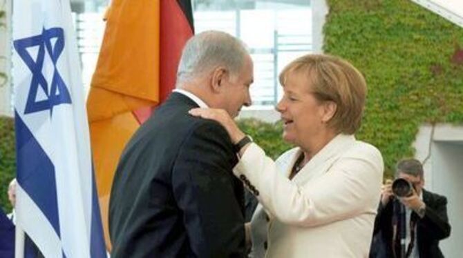 Bundeskanzlerin Angela Merkel begrüßt den israelischen Ministerpräsidenten Benjamin Netanjahu.
FOTO: DPA