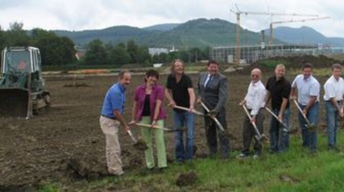 Erster Spatenstich auf Braike-Wangen mit Bauherr, Architekt, Landschaftsplaner, Bauunternehmen, Ortsvorsteherin und OB: Der Beto