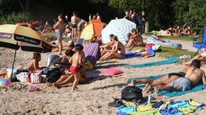 Als wär's am Strand von Rimini - am Neckartailfinger Aileswasensee ist an manchen Sommertagen richtig was los.
FOTO: BÖRNER