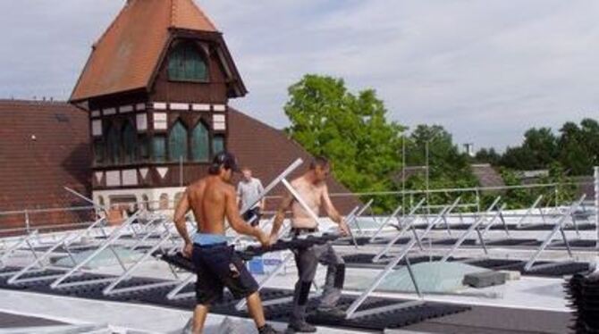 Handwerker kennen dieses Jahr keine Sommerpause: Die Installation einer Fotovoltaikanlage auf dem Dach der Metzinger Stadthalle
