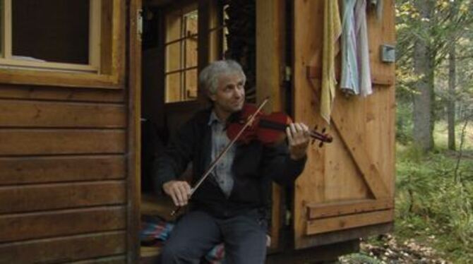 Noldi Alder, der als Kind und junger Mann zu den berühmten »Alder Buebe« gehörte und die Welt bereiste, hat die Volksmusik seine