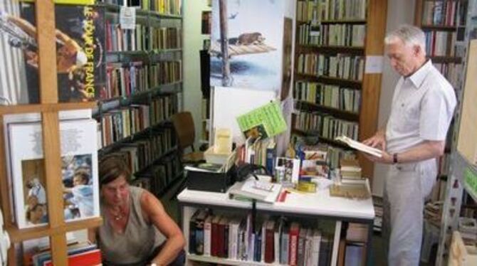 Viel Platz haben Marlies Grunewald und Dietrich Bosch nicht gerade in ihrem Secondhand-Bücherladen. 
GEA-FOTO: BARAL