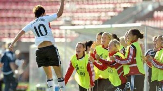 Die deutsche Torschützin Linda Bresonik (l) jubelt mit den Auswechselspielerinnen.
FOTO: DPA