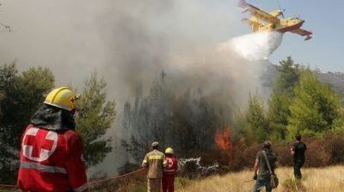 Die Lage bleibt ernst, doch die Feuerwehren verzeichnen im Kampf gegen die Brände vor Athen erste Erfolge.
FOTO: DPA