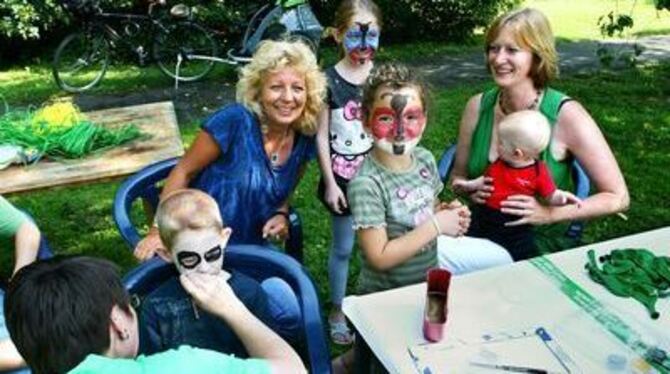 Zuversichtlich: die grüne Spitzenkandidatin Kerstin Andreae (Freiburg, rechts mit Töchterchen Emma) und die Reutlinger Bewerberi