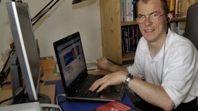 Der selbstständige Software-Entwickler Markus Lemcke an seinem Schreibtisch: Von hier aus macht er das Internet behindertenfreun