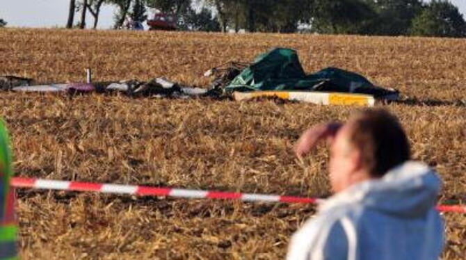 Der ausgebrannte Hubschrauber an der Absturzstelle bei Erpfental im Ostalbkreis.
FOTO: DPA