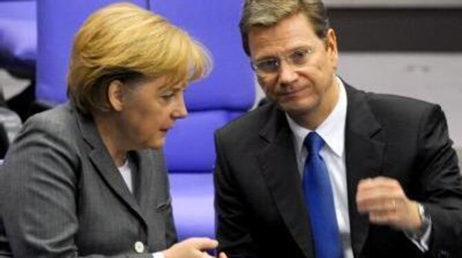 Bundeskanzlerin Merkel (CDU) im Gespräch mit dem FDP-Vorsitzenden Westerwelle.
ARCHIVFOTO: DPA