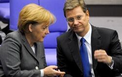Bundeskanzlerin Merkel (CDU) im Gespräch mit dem FDP-Vorsitzenden Westerwelle.
ARCHIVFOTO: DPA