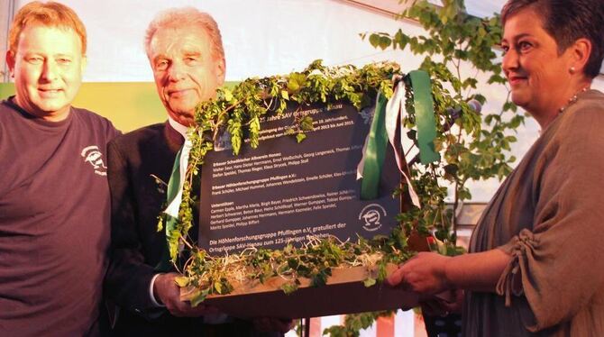 Der Vorsitzende der Höhlenforschergruppe Pfullingen, Frank Schüler, sowie dessen Schatzmeisterin Christine Wendelstein überrasch