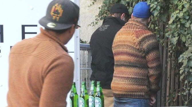 Beim öffentlichen Ärgernis bleibt es nicht immer: Vielen Städten kommt ein generelles Alkoholverbot auf bestimmten Plätzen gerad