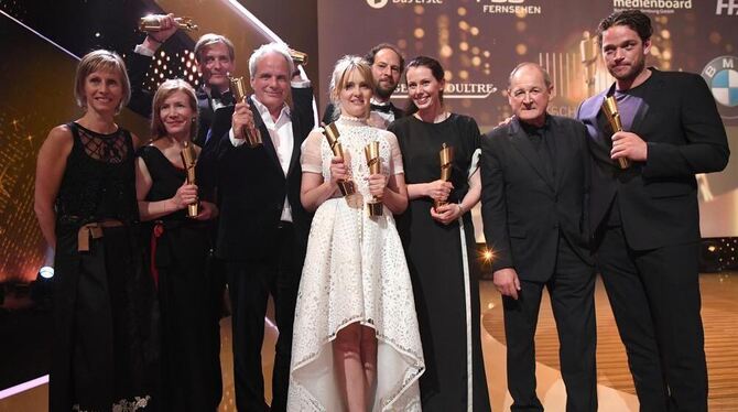 Das Filmteam von »Der Staat gegen Fritz Bauer« steht in Berlin bei der Verleihung des Deutschen Filmpreises, der Lola, auf der B Das Filmteam von »Der Staat gegen Fritz Bauer« steht in Berlin bei der Verleihung des Deutschen Filmpreises, der Lola, auf der B