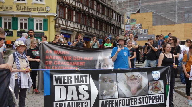 Hunderte demonstrieren gegen die Tübinger Affenversuche auf dem Marktplatz. GEA-FOTO Hunderte demonstrieren gegen die Tübinger Affenversuche auf dem Marktplatz. GEA-FOTO