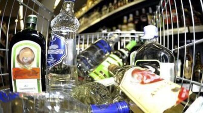 Den Einkaufswagen voll mit Hochprozentigem, das ab 18 Jahre gekauft werden darf. Und was passiert mit den leeren Flaschen?
FOTO: