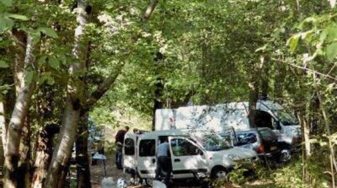 Waffenversteck im Wald: Die französische Polizei stellte an sieben Orten Waffen und Sprengstoff der ETA sicher.
FOTO: DPA
