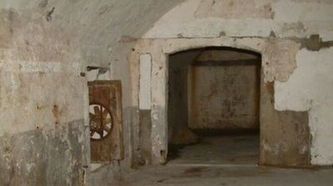 Blick in die hinteren beiden Kellerräume mit Zugang zum Licht- und Luftschacht (links).
FOTO: KABLAOUI