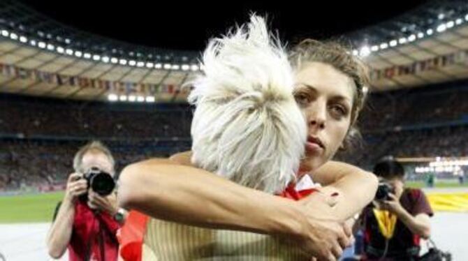 Blanka Vlasic und Ariane Friedrich (im Vordergrund) - die neuen Bräute der Leichtathletik.
FOTO: DPA
