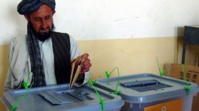 Ein Afghane wirft seinen Stimmzettel in eine Wahlurne. FOTO: DPA
