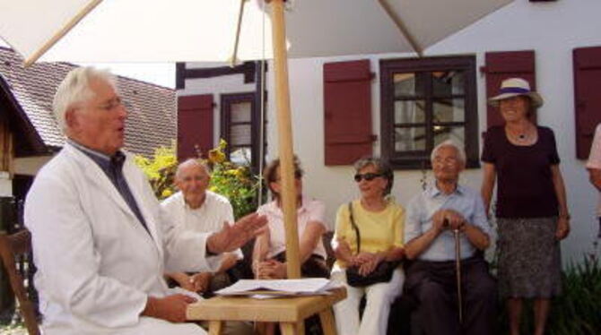 Wie es damals gute Sitte war: Im weißen Kittel hielt Kurt Deile im Hof des Pliezhäuser Dorfmuseums »Ahnenhaus« eine Schulstunde