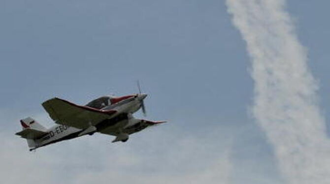 Kunstflugfiguren am Himmel: Flugsportverein Übersberg und baden-württembergischer Luftfahrtverband haben am Sonntag viel geboten