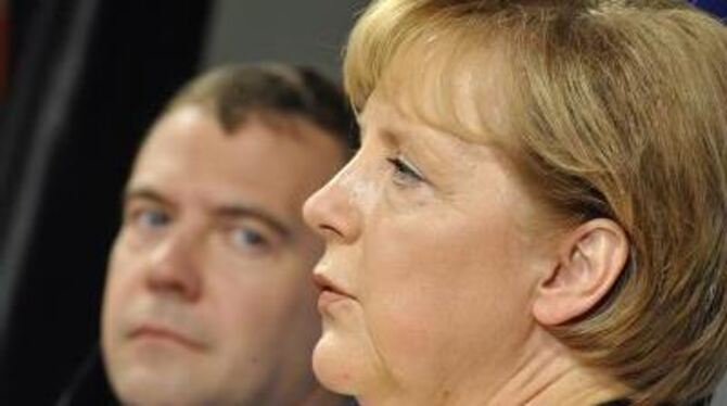Medwedew und Merkel während eines früheren Treffens. FOTO: DPA