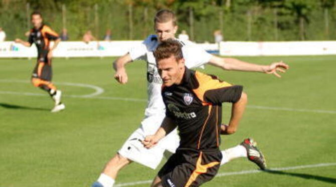 SSV-Urgestein Andreas Rill (vorn) hat im Derby heute gegen Ulm die Aufgabe, die gegnerische Abwehr unter Druck zu setzen. FOTO: