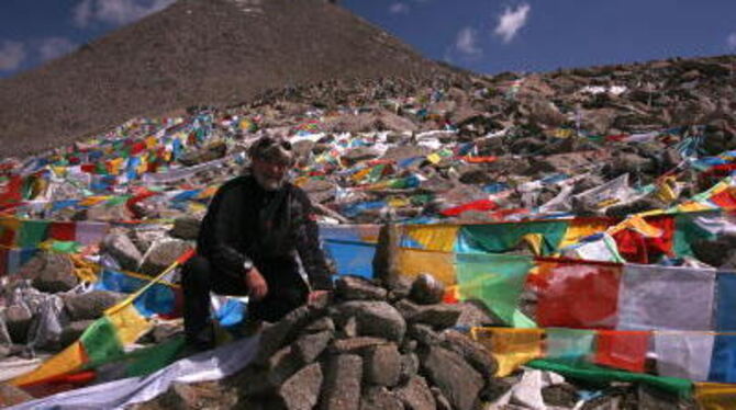 Wolfgang Henzler mit der Gedenk-Pyramide. FOTO: PR