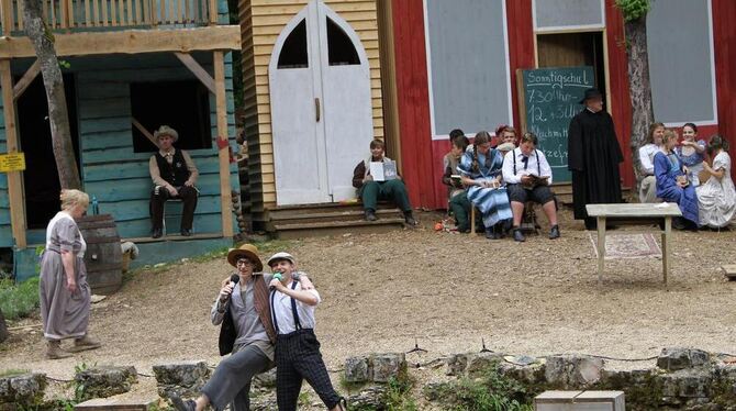 Proben im Naturtheater Hayingen. FOTO: BLOCHING