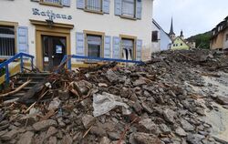 Geröll und Schutt liegt in Braunsbach vor dem Rathaus.