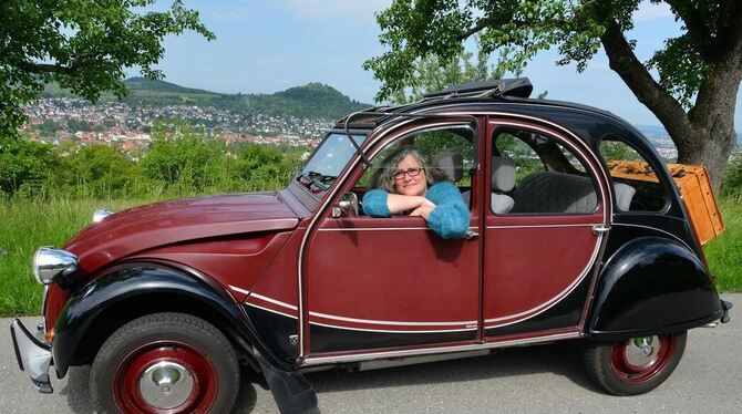 Ein Auto zum Liebhaben: Silke Naase ist stolze Besitzerin eines Citroën 2 CV Charleston. FOTO: NIETHAMMER
