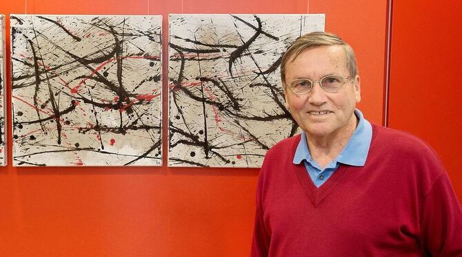 Paul-Ludwig Dolmetsch vor einer Trilogie seiner derzeitigen Ausstellung. Die Zahl drei sowie das Format des Quadrats spielen für