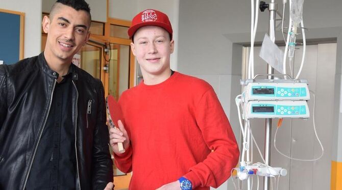 Sevgim (links) ist zur Nachkontrolle in der Klinik und spielt mit Daniel auf Station 14 schnell noch eine Runde Tischtennis. GEA Sevgim (links) ist zur Nachkontrolle in der Klinik und spielt mit Daniel auf Station 14 schnell noch eine Runde Tischtennis. GEA