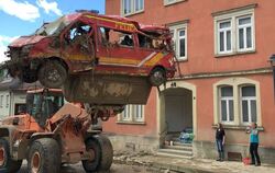 Ein bei einer schweren Überschwemmung verunglücktes Feuerwehrfahrzeug wird   in Braunsbach bei Aufräumarbeiten abtransportiert.