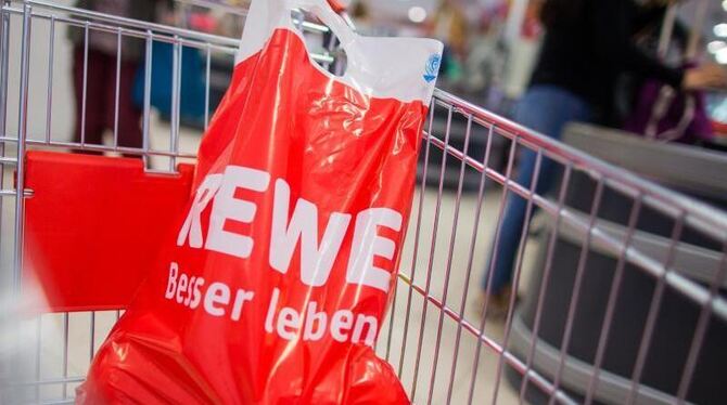 Die Rewe Group verzichtet in Zukunft auf Plastiktüten. Foto: Rolf Vennenbernd/Illustration