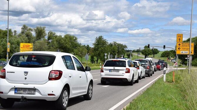 Bei der Linksabbiegespur am Ortsausgang von Nehren endet die B 27-Umleitung. Rückstauungen sind hier an der Tagesordnung. FOTO: