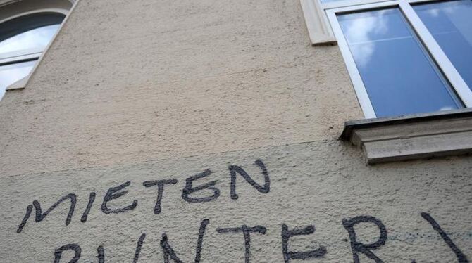 »Mieten runter!« wird an dieser Hausfassade in München gefordert. Offenbar ist diese Forderung auch weiter aktuell, denn die