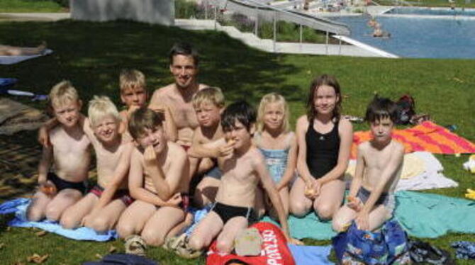 Geburtstagskind Joel Baisch aus Genkingen (vordere Reihe, dritter von links) und seine Partygäste im Pfullinger Schönbergbad. GE