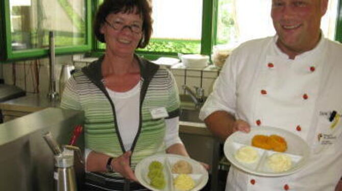 Das macht Appetit: Dirk Wooßmann und Anita Wolf präsentieren »Smootfood«, eine spezielle Kost für ältere Menschen. GEA-FOTO: SAU
