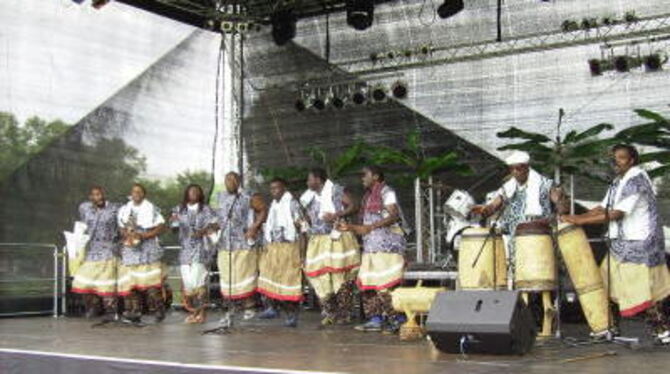 Bamileke Lali stehen für traditionellen Tanz aus Kamerun. Die Gruppe tritt am Sonntag, 16. August, auf. FOTO: PR