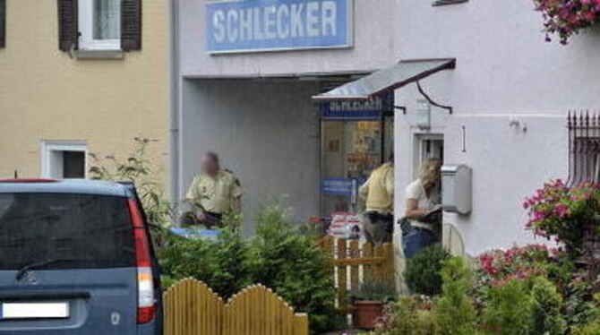 Ein Mann hat heute den Drogeriemarkt Schlecker in Ohmenhausen überfallen. Unser Bild zeigt Ermittler am Tatort. FOTO: NIETHAMMER