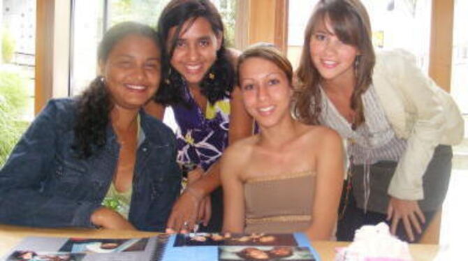 Gemeinsam die Bilder vom letzten Austausch angeschaut: drei junge Brasilianerinnen und eine deutsche Schülerin. FOTO: BÖRNER
