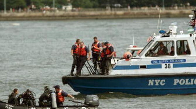 Suche nach Opfern der Flugzeug-Zusammenstoßes über dem Hudson River. FOTO: DPA
