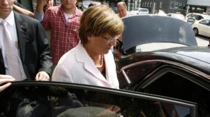 Gesundheitsministerin Ulla Schmidt besteigt nach ihrer Rückkehr aus Spanien auf dem Flughafen Berlin-Tegel ihr neues Dienstfahrz