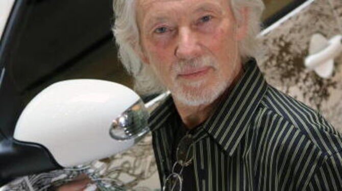 Klaus Voormann, einst Bassist der Rock-Größen, legt mit über 70 Jahren ein spätes Debüt vor. FOTO: DPA