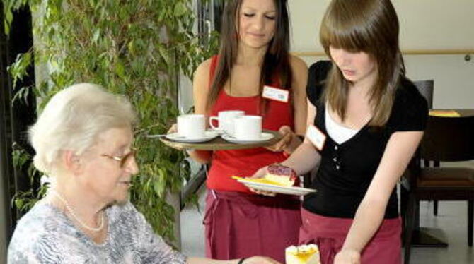 Kuchen und ein nettes Wort: Salome (Mitte) und Anna gefällt die Arbeit so gut, dass sie ihr Sozialpraktikum im Seniorenzentrum i